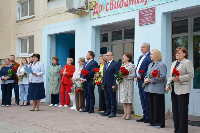 Открытие мемориальной доски по увековечиванию памяти Народного учителя Российской Федерации Виктора Михайловича Самсоняна.